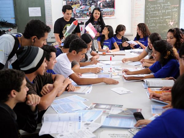 Os estudantes do CEM 09 de Ceilândia coordenados pela professora Alessandra Lisboa, responsável pelo projeto Olimpíadas CEM 09, conquistaram o 1º lugar no DF e o 3º lugar no ranking nacional. “Incentivamos a participação dos estudantes porque acreditamos no potencial que eles têm. Todos são capazes. Basta acreditar e aceitar os desafios”, salienta a coordenadora.