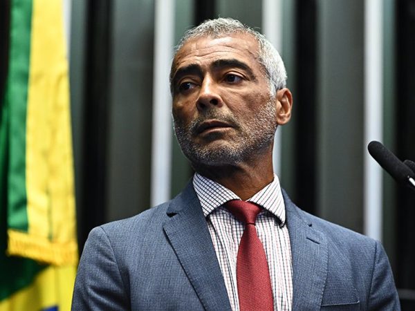 Em discurso, à tribuna, senador Romário (PL-RJ).