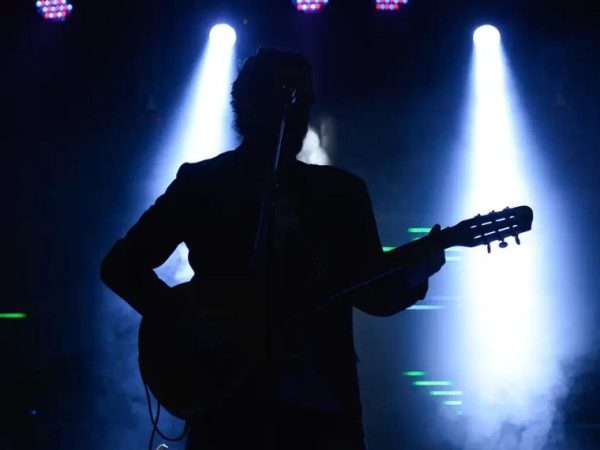 Projeto estabelece que classificação de músicas seja informada antes de execuções públicas EBC