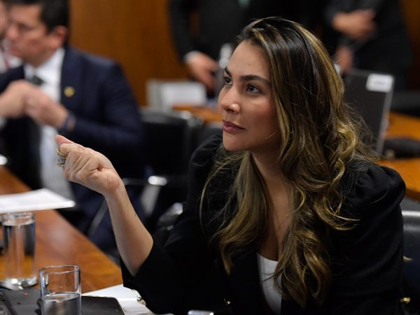 Em pronunciamento, à bancada, senadora Ana Paula Lobato (PDT-MA).