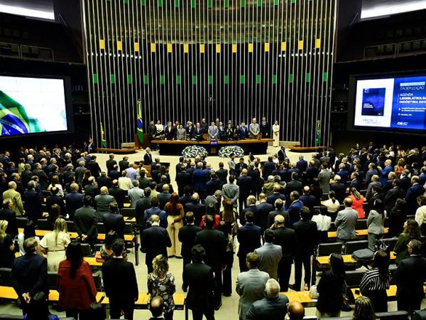 Mesa: 
senador Efraim Filho (União-PB);
deputado Marcos Pereira (Republicanos-SP);
presidente da Confederação Nacional da Indústria (CNI), Ricardo Alvarez Alban;
presidente desta sessão,  1º secretário da Câmara dos Deputados, deputado Carlos Veras (PT-PE);
diretora da Secretaria Legislativa do Congresso Nacional, Roberta Lys de Moura Rochael;
senador Izalci Lucas (PL-DF);
senador Sérgio Petecão (PSD-AC).
