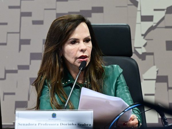 À mesa, presidente da CDR, senadora Professora Dorinha Seabra (União-TO), conduz reunião.