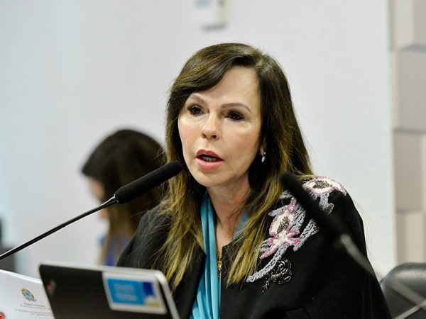 À mesa, em pronunciamento, senadora Professora Dorinha Seabra (União-TO).
