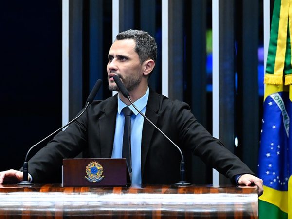 Em discurso, à tribuna, senador Cleitinho (Republicanos-MG).