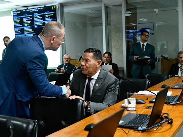 Em destaque, senador Fabiano Contarato (PT-ES) cumprimenta o senador Hamilton Mourão (Republicanos-RS).