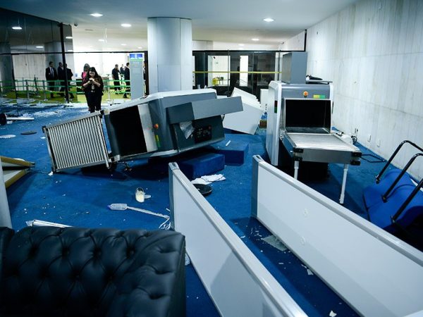 Na manhã desta segunda (9) a Polícia Federal faz perícia para avaliar danos ao Senado após as invasões.