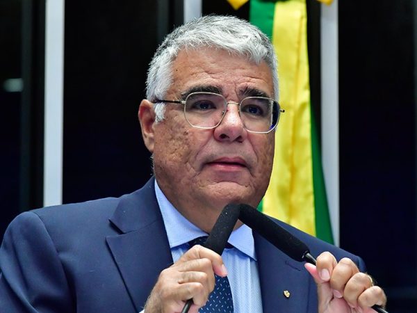 Em discurso, à tribuna, senador Eduardo Girão (Novo-CE).