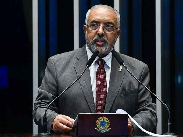 Em discurso, à tribuna, senador Paulo Paim (PT-RS).