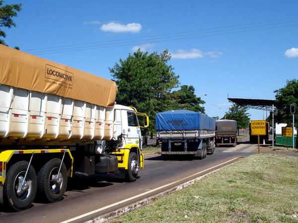 O retorno da operação da balança fixa na PRC- 163, entre Cascavel e Lindoeste, estabeleceu mais um ponto no combate ao excesso de peso nas estradas estaduais do Paraná. Em funcionamento há pouco mais de um mês, a estrutura possibilitou a notificação de cerca de 800 veículos com excesso de peso e mostrou o desrespeito com a conservação das rodovias por diversos motoristas e transportadores.