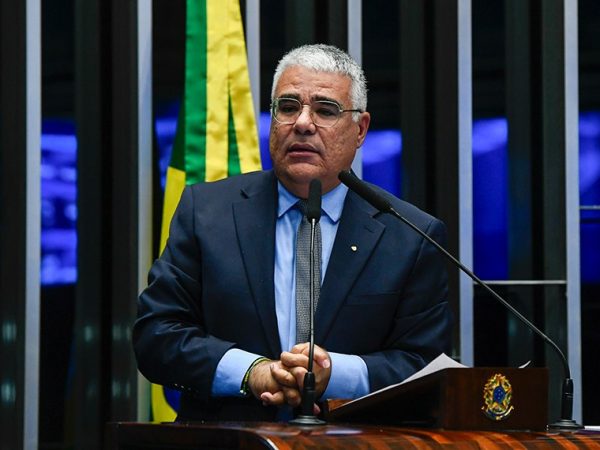 Em discurso, à tribuna, senador Eduardo Girão (Novo-CE).