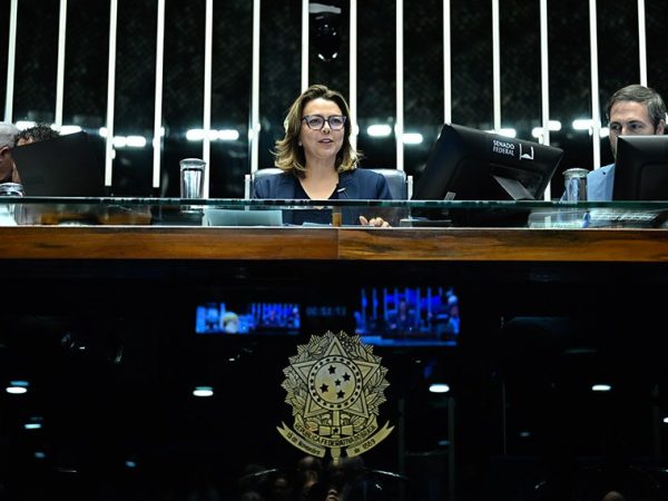 Mesa: 
senadora Leila Barros (PDT-DF) - preside sessão; 
secretário-geral da Mesa do Senado Federal, Danilo Augusto Barboza de Aguiar.