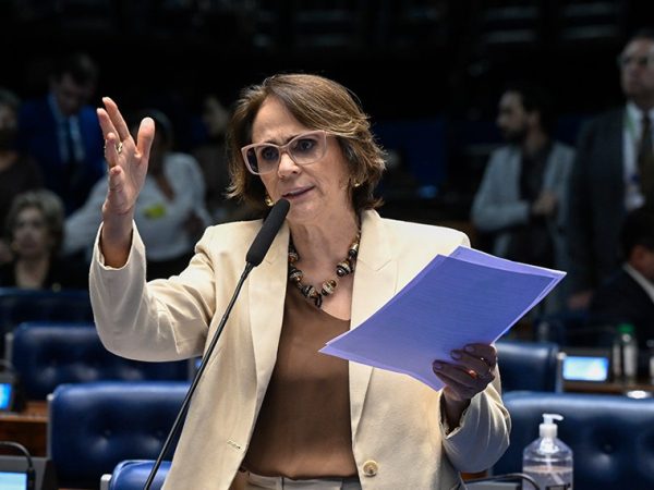 À bancada, em pronunciamento, senadora Damares Alves (Republicanos-DF).
