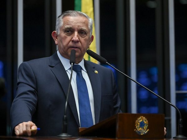 Senador Izalci Lucas (PL-DF) em discurso à tribuna.