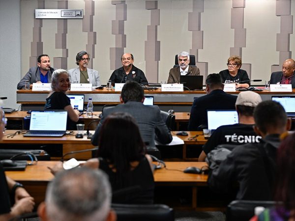 Mesa: 
diretor de Políticas para Trabalhadores da Cultura e da Economia Criativa do Ministério da Cultura (SEC/MinC), Deryk Vieira Santana, em pronunciamento;
técnico de Planejamento e Pesquisa do Instituto de Pesquisa Econômica Aplicada (Ipea), Frederico Barbosa da Silva;
representante da Articulação Nacional de Trabalhadores em Eventos (Ante), Miguel Ribeiro; 
presidente eventual da CE, senador Humberto Costa (PT-PE), conduz audiência;
presidente do Sindicato dos Trabalhadores na Indústria Cinematográfica e do Audiovisual (Sindcine), Sonia Teresa Santana;
diretor de Diálogos Sociais da Secretaria Nacional de Diálogos Sociais e Articulação de Políticas Públicas da Presidência da República (SNDS/SG/PR), Carlos Balduíno.