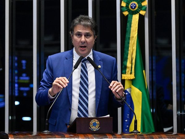 Em discurso, à tribuna, senador Camilo Santana (PT-CE).