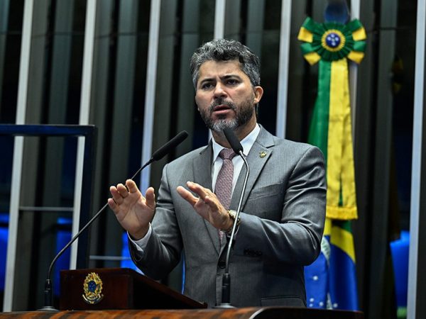 À tribuna, em discurso, senador Marcos Rogério (PL-RO).