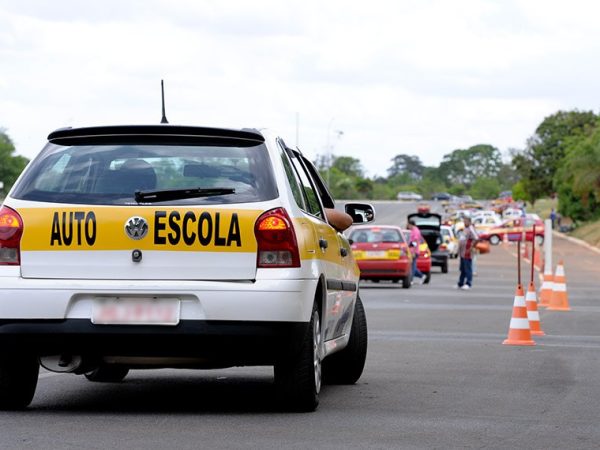 O texto exige que o condutor faça um curso de educação no trânsito para obter a carteira de motorista, além de permitir que carros com câmbio automático sejam utilizados em aulas de direção Lia de Paula/Agência Senado