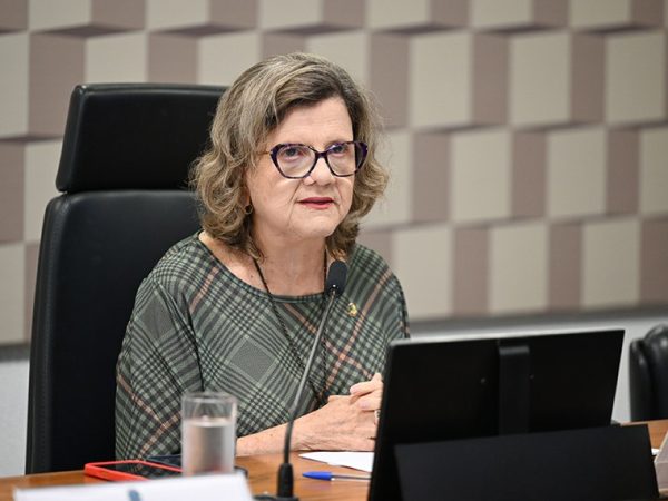 imagem_materia À mesa, presidente da CE, senadora Teresa Leitão (PT-PE), conduz audiência.