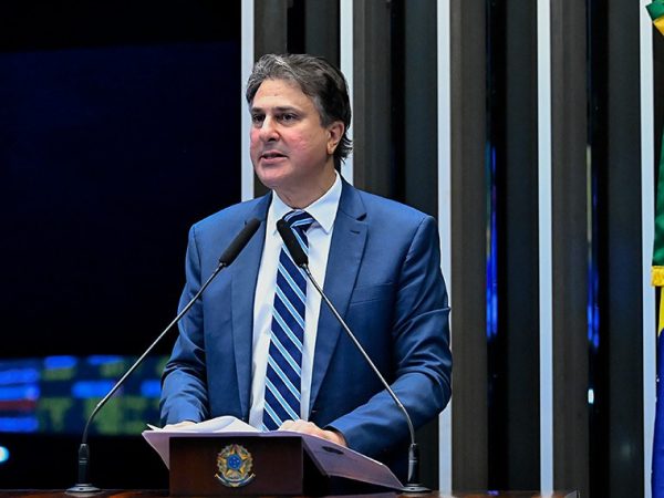 Em discurso, à tribuna, senador Camilo Santana (PT-CE).