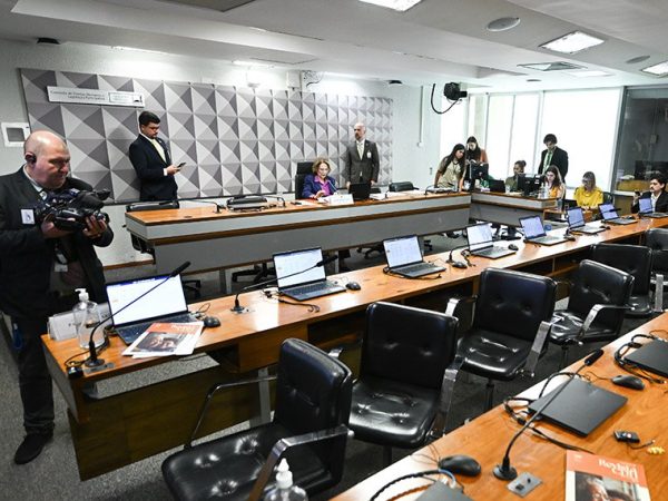 À mesa, presidente da CDH, senadora Damares Alves (Republicanos-DF), conduz reunião.