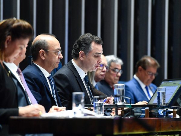 Mesa: 
senadora Rosana Martinelli (PL-MT);
requerente desta sessão, senador Laércio Oliveira (PP-SE); 
presidente da Confederação Nacional do Transporte, Vander Costa;
presidente do Senado Federal, senador Rodrigo Pacheco (PSD-MG);
diretora da Secretaria Legislativa do Congresso Nacional, Roberta Lys de Moura Rochael;
ministro do Supremo Tribunal Federal (STF), Gilmar Mendes; 
presidente do Tribunal Superior do Trabalho, ministro Aloysio Corrêa da Veiga;	
senador Nelsinho Trad (PSD-MS).