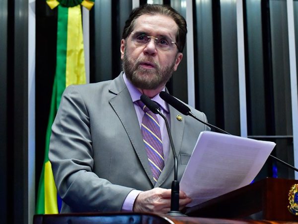 Em discurso, à tribuna, senador Plínio Valério (PSDB-AM).
