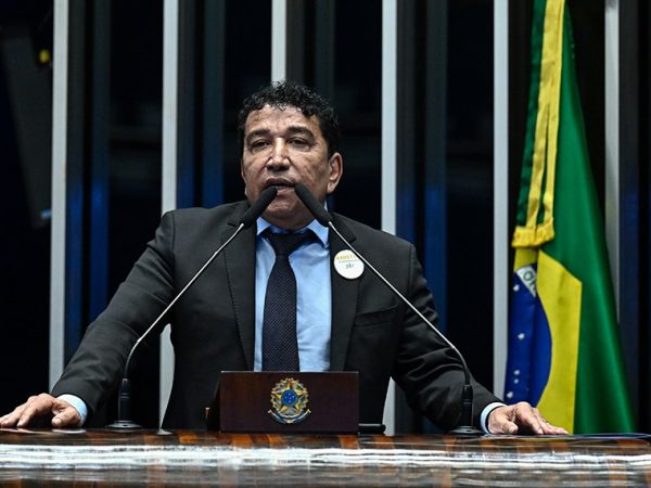 À tribuna, em discurso, senador Magno Malta (PL-ES).