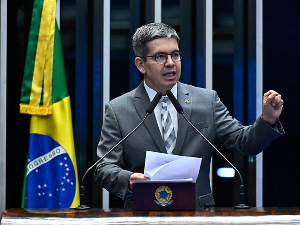 À tribuna, em discurso, senador Randolfe Rodrigues (PT-AP).