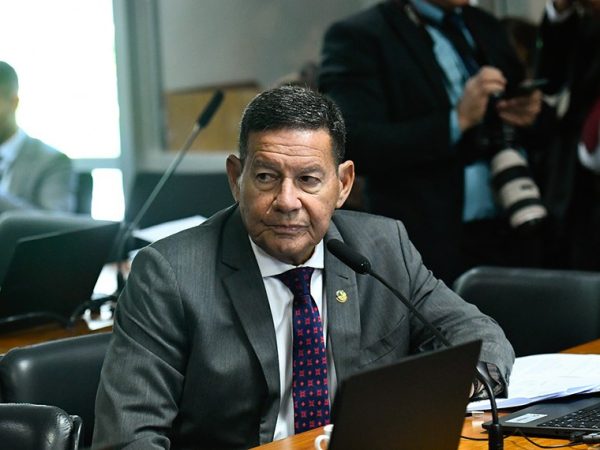 À bancada, em pronunciamento, senador Hamilton Mourão (Republicanos-RS).