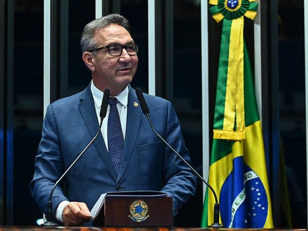 Em discurso, à tribuna, senador Lucas Barreto (PSD-AP).