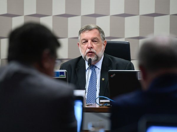 À mesa, presidente da CE, senador Flávio Arns (PSB-PR), conduz reunião.