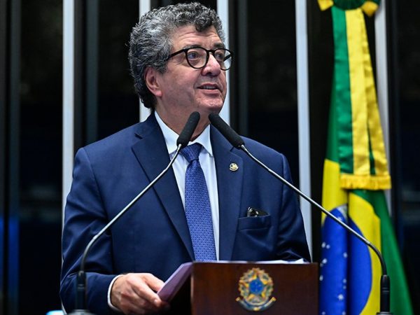 Em discurso, à tribuna, senador Fernando Farias (MDB-AL).