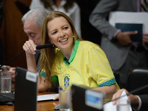 Relatora, Janaína Farias usou uniforme da seleção feminina de futebol em homenagem às jogadoras brasileiras Saulo Cruz/Agência Senado