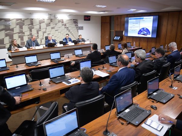 Mesa: 
doutora em Direito, professora e auditora fiscal da Secretaria Especial da Receita Federal do Brasil (SRFB), Liziane Angelotti Meira; 
diretor-presidente da Empresa Gerencial de Projetos Navais (Emgepron), vice-almirante Amaury Calheiros Boite Júnior; 
presidente eventual da CAE, senador Izalci Lucas (PL-DF); 
secretário-executivo do Conselho da Zonas de Processamento de Exportação (CZPE) do Ministério do Desenvolvimento, Indústria, Comércio e Serviços (MDIC), Fábio Pucci Martins; 
coordenador-geral da Secretaria de Comércio Exterior do Ministério do Desenvolvimento, Indústria, Comércio e Serviços (MDIC), Marcelo Reis.