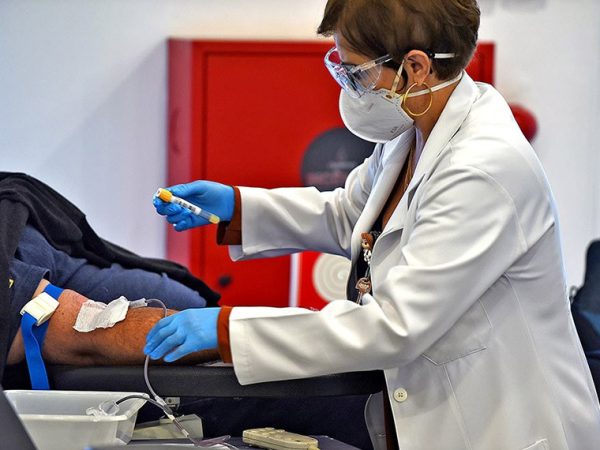 Data homenageia profissionais médicos que tratam doenças do sangue ou ministram o insumo como tratamento Antonio Scarpinetti/SEC Unicamp