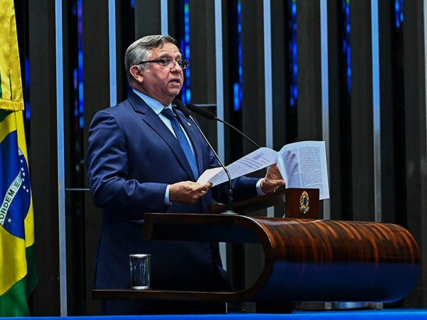À tribuna, em discurso, senador Izalci Lucas (PL-DF).