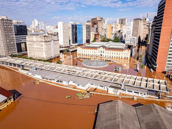 Palácio Piratini (ao fundo na foto), sede do governo gaúcho, ficou parcialmente submerso Gustavo Mansur/ Palácio Piratini