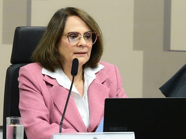 Mesa: 
presidente da CDH, senadora Damares Alves (Republicanos-DF) - em pronunciamento.