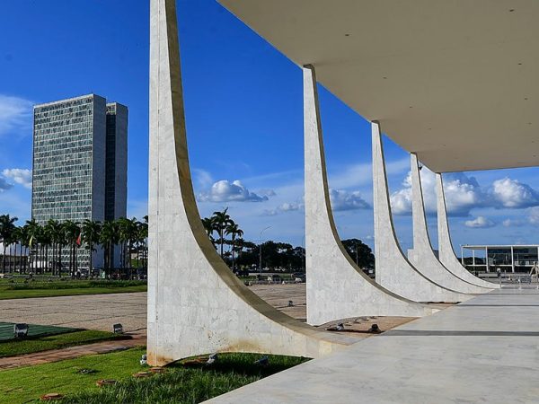 O STF acumula tanto competências típicas de uma suprema corte, ou seja, um tribunal de última instância (popularmente conhecida como terceira instância), como as de um tribunal constitucional, ou seja, aquele que julga questões de constitucionalidade independentemente de litígios concretos.