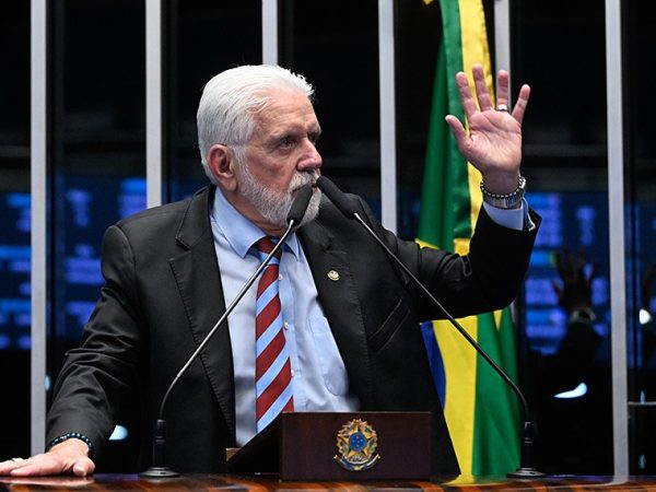 Em discurso, à tribuna, senador Jaques Wagner (PT-BA).