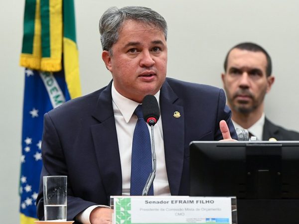 À mesa, presidente da CMO, senador Efraim Filho (União-PB), conduz reunião.
