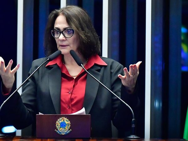 À tribuna, em discurso, senadora Damares Alves (Republicanos-DF).