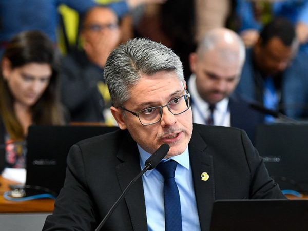 À bancada, em pronunciamento, relator do PL 2.687/2022, senador Alessandro Vieira (MDB-SE).
