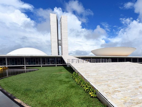 No Senado Federal, o teletrabalho ou home office vem sendo uma alternativa a partir das medidas de isolamento tomadas em função do coronavírus, assim como a restrição de acesso às dependências da Casa e a votação parlamentar remota, marco tecnológico para o Poder Legislativo.