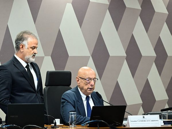 À mesa, presidente eventual da CCJ, senador Esperidião Amin (PP-SC).