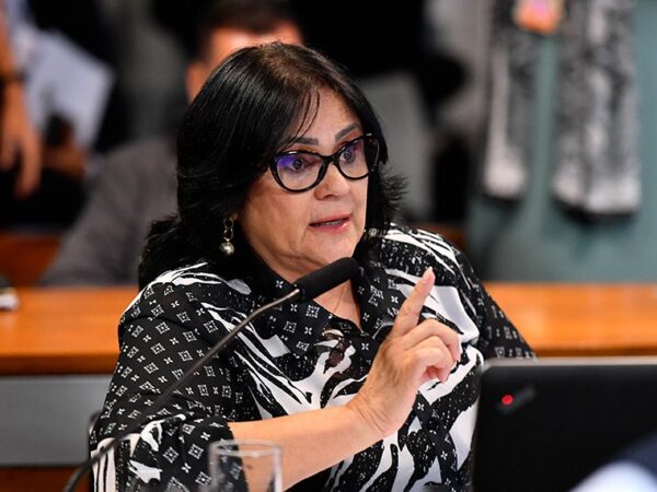 Em pronunciamento, à bancada, senadora Damares Alves (Republicanos-DF).