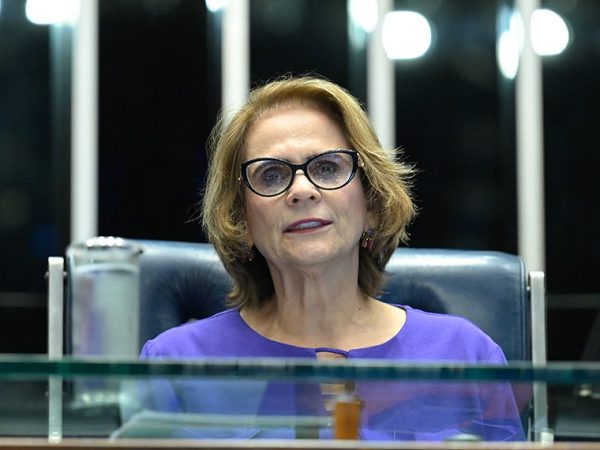 À mesa, senadora Damares Alves (Republicanos-DF) preside sessão.