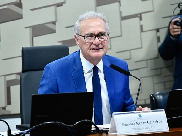 Mesa: 
presidente da CAE, senador Renan Calheiros (MDB-AL).