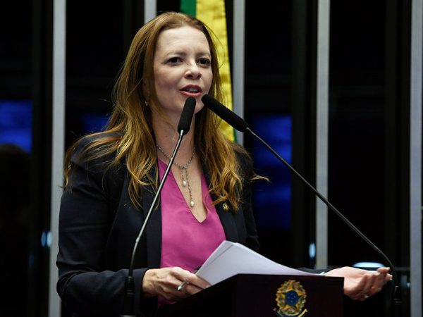 À tribuna, em discurso, senadora Janaína Farias (PT-CE).
