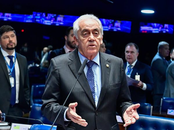 Em pronunciamento, à bancada, senador Otto Alencar (PSD-BA).